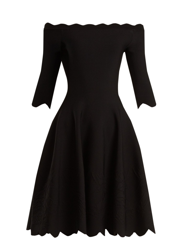 Dress with fallen sleeves