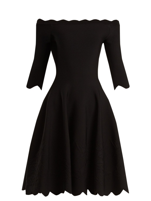 Dress with fallen sleeves
